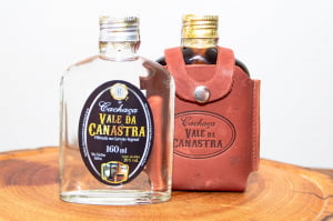 1 CACHAÇA ARTESANAL VALE DA CANASTRA PRATA COM CAPA DE COURO - 160 ML