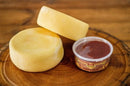 KIT ROMEU E JULIETA MINI - 2 QUEIJO CANASTRA (700 G CADA) E 1 GOIABADA CASCÃO ZÉLIA (250G)
